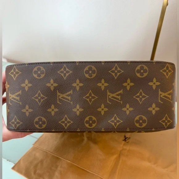 Like New- Louis Vuitton Looping GM - Picture 10 of 15